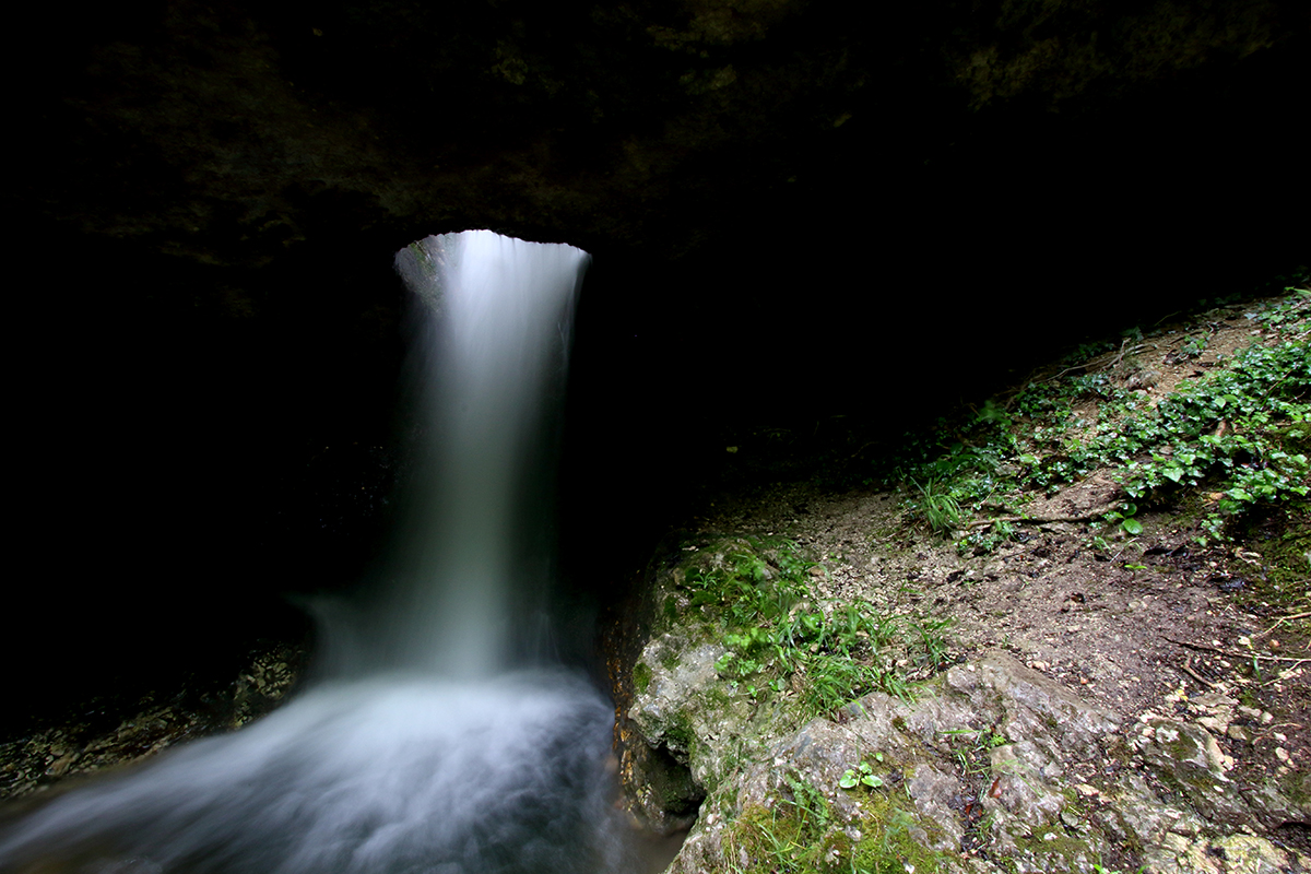 cascade roche percée champfromier