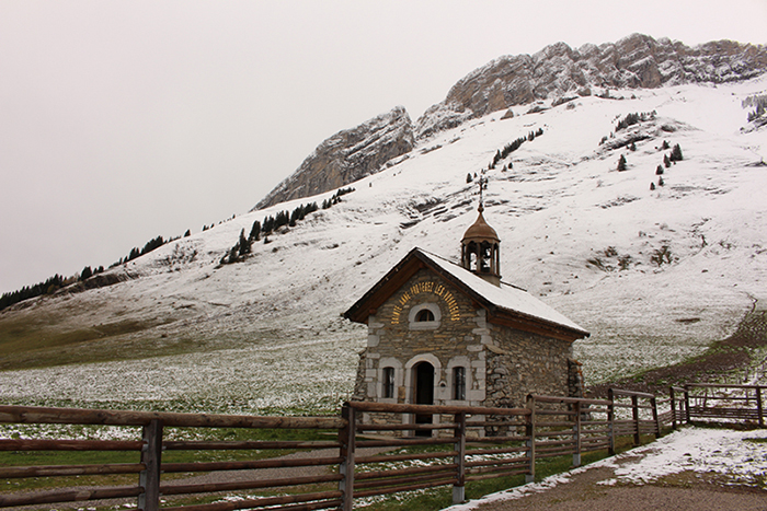 chapelle sainte anne au col des aravis en hiver, julien arbez